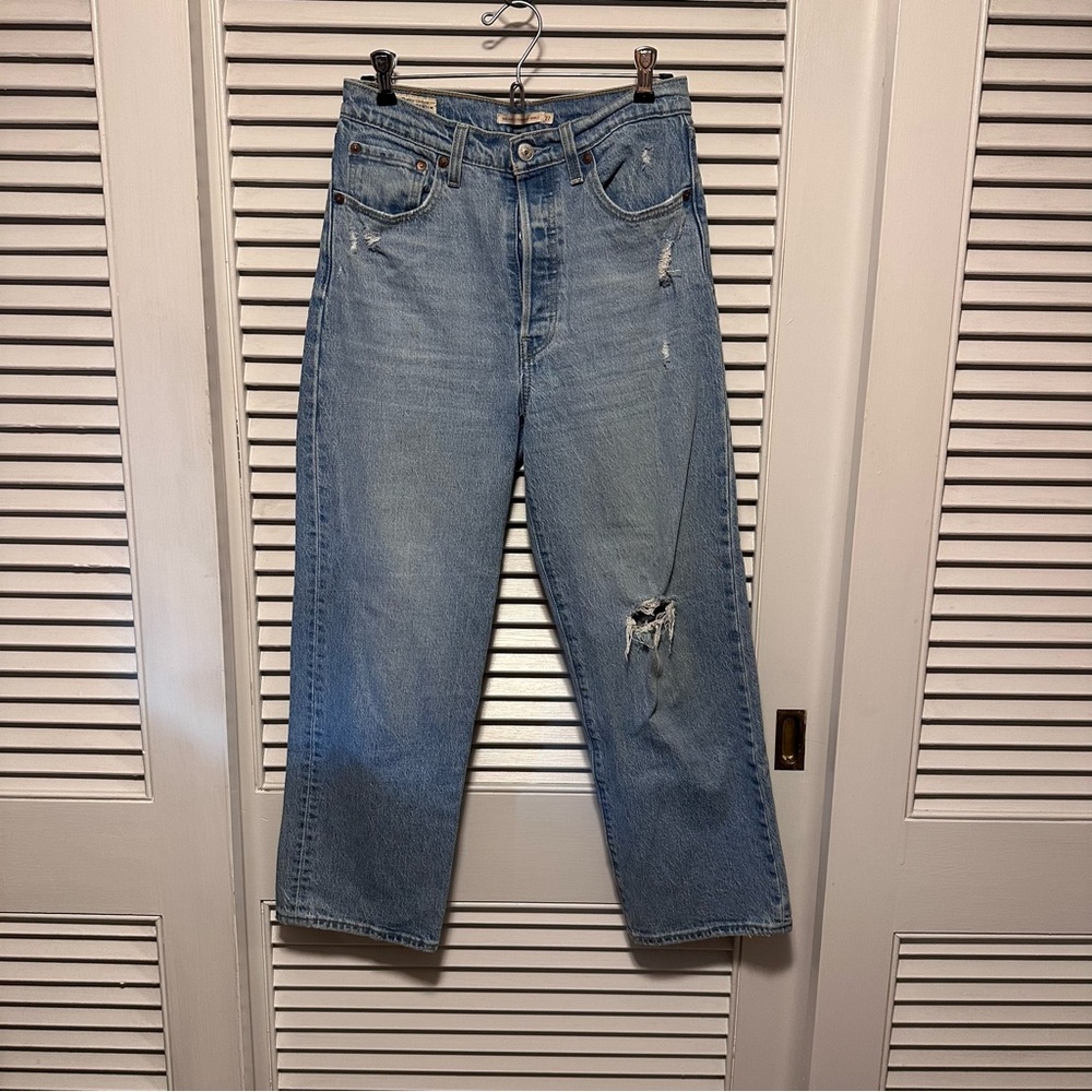 Woman’s LEVIS Ribcage Straight Size 27